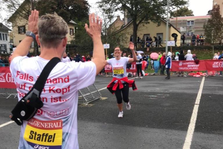 neuroneum zeigt Präsenz auf dem Mainova Frankfurt Marathon